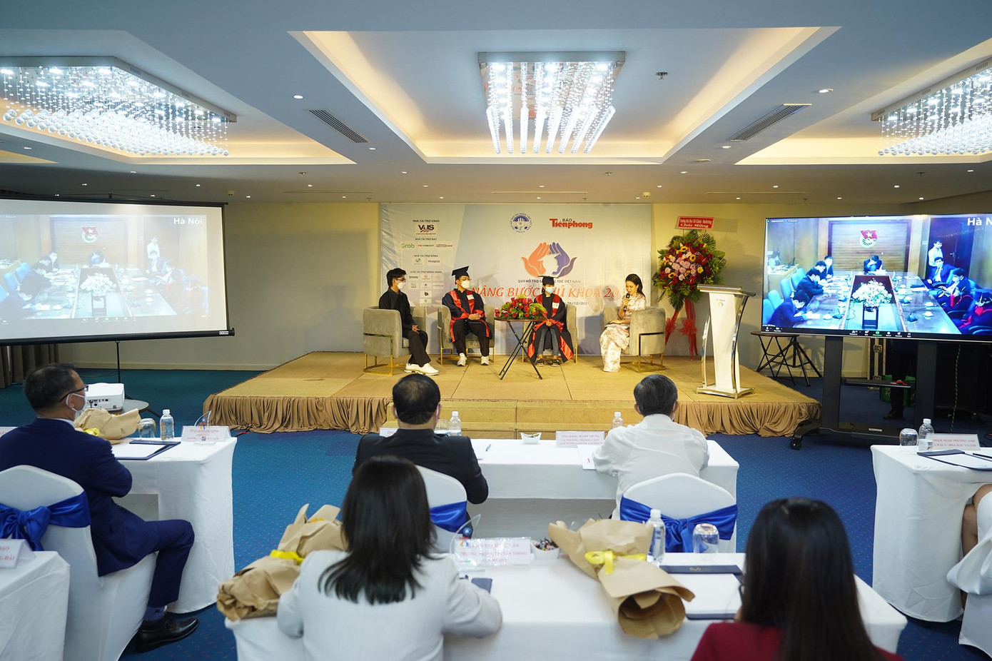 130 sinh viên nhận học bổng 'Nâng bước thủ khoa' ảnh 17