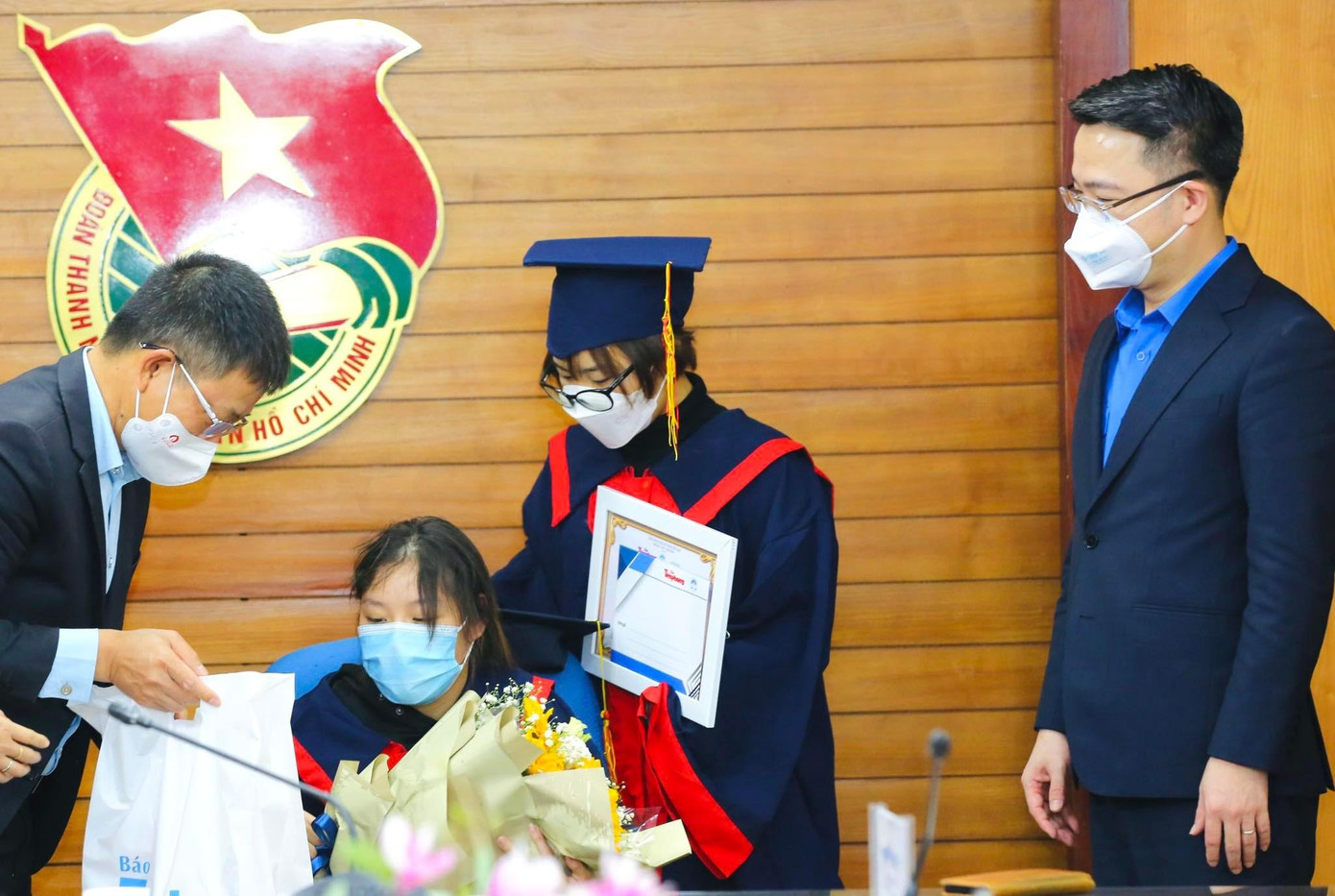 130 sinh viên nhận học bổng 'Nâng bước thủ khoa' ảnh 27