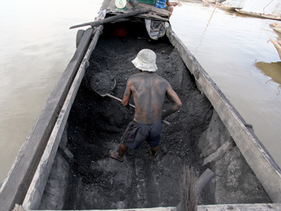 Phu than trên những thuyền hàng. Ảnh: Minh Đức. Phu than trên những thuyền hàng. Ảnh: minh đức
