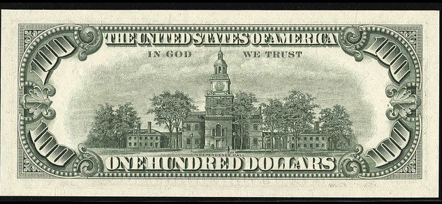 Thuật ngữ “In God We Trust” ( Chúng ta tin vào Chúa trời) được sử dụng trên tờ tiền giấy vào năm 1957, ở tờ 1 USD. Tận đến năm 1966, tờ 100 USD mới xuất hiện thuật ngữ này