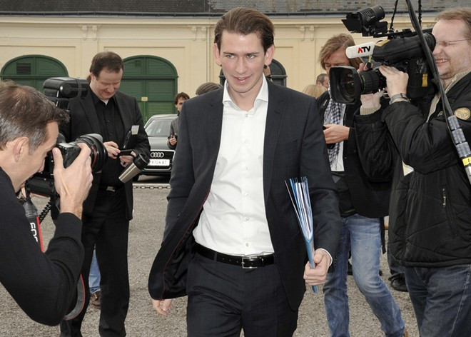Giới truyền thông săn đón Sebastian Kurz hồi tháng 11. Ảnh: icpress.cn 