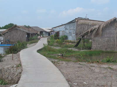 Người dân mất đất cất nhà tạm bên đường. Người dân mất đất cất nhà tạm bên đường