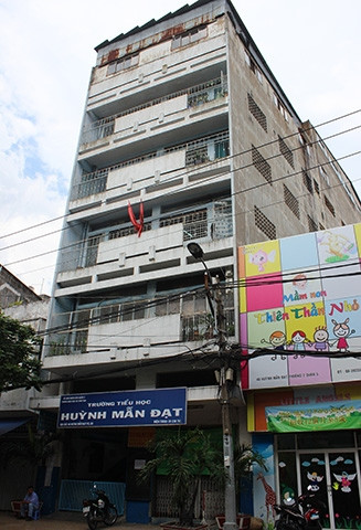 Trường Tiểu học Huỳnh Mẫn Đạt (quận 5) mặc dù cao 6 lầu nhưng đang bị “treo” trên không khi tầng trệt là nơi nhà xe cho cán bộ giáo viên