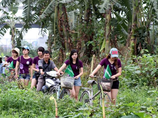 Đường xuống làng chài ven sông Hồng có nhiều đoạn phải dắt xe
