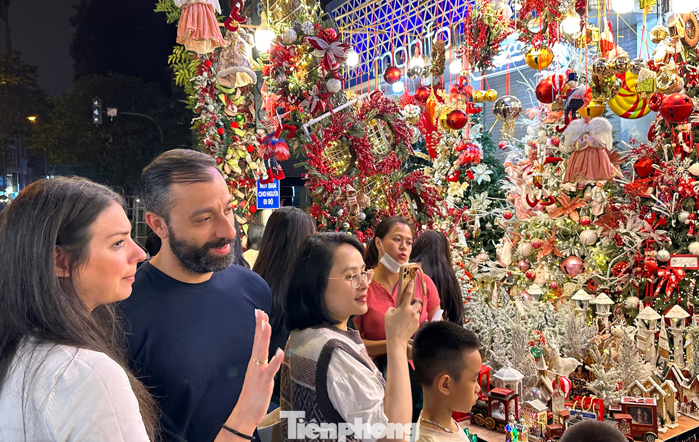 Từ trước tới nay, phố Hàng Mã mỗi dịp trước một kỳ lễ lớn lại thay đổi các mặt hàng, chính điều này đã tạo nên điểm độc lạ thu hút nhiều người dân Thủ đô, du khách trong nước và quốc tế tới tham quan, mua sắm.