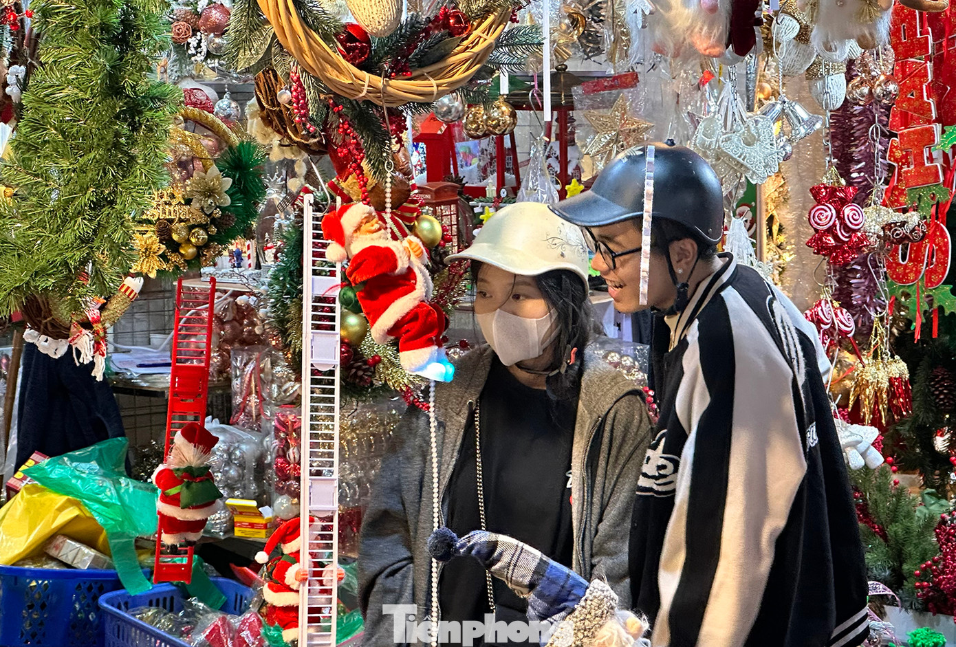 Ông già Noel leo thang được bán chạy với giá 200 nghìn đồng.