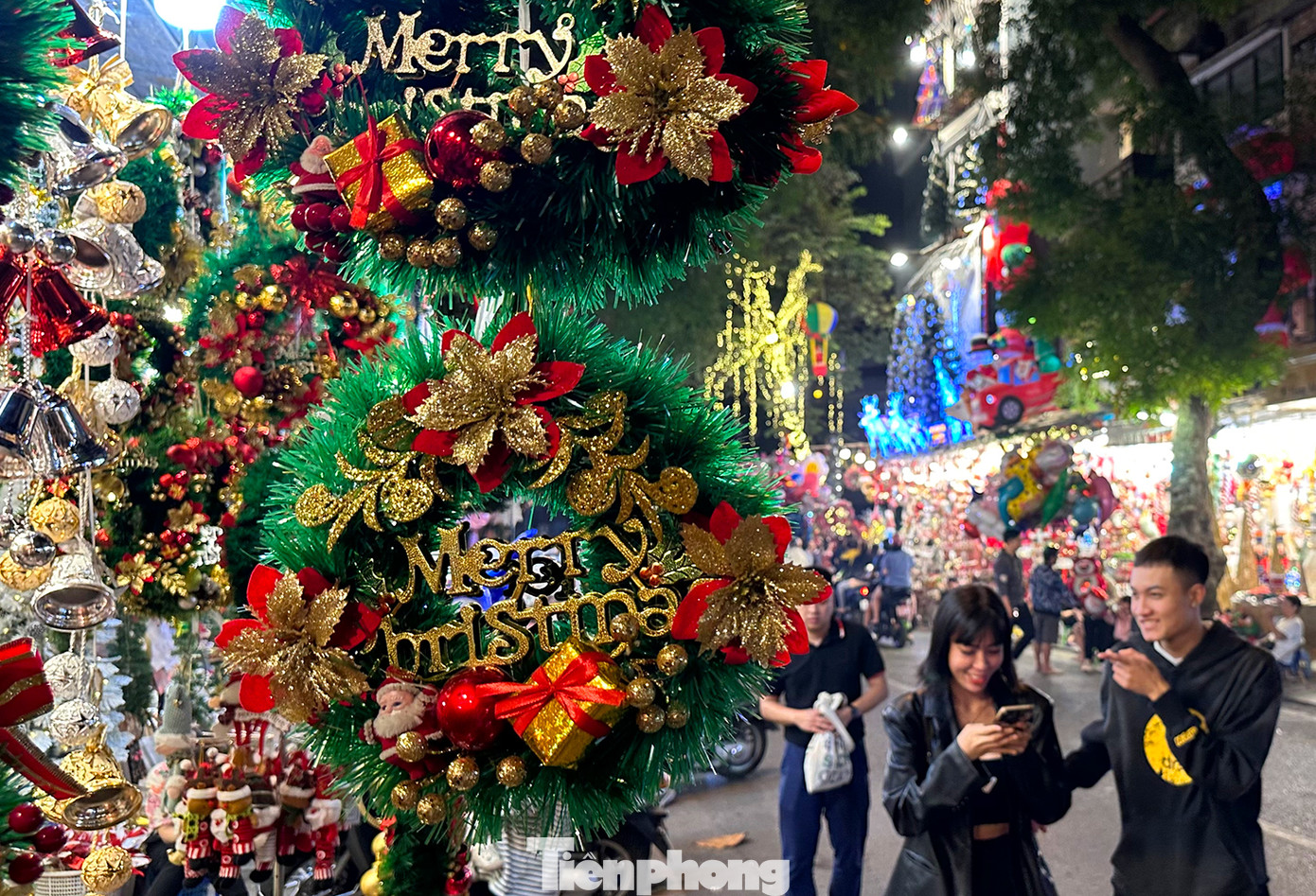 Các cửa hàng tại đây như "thay áo mới" bỗng trở nên lung linh, đậm sắc màu Noel.