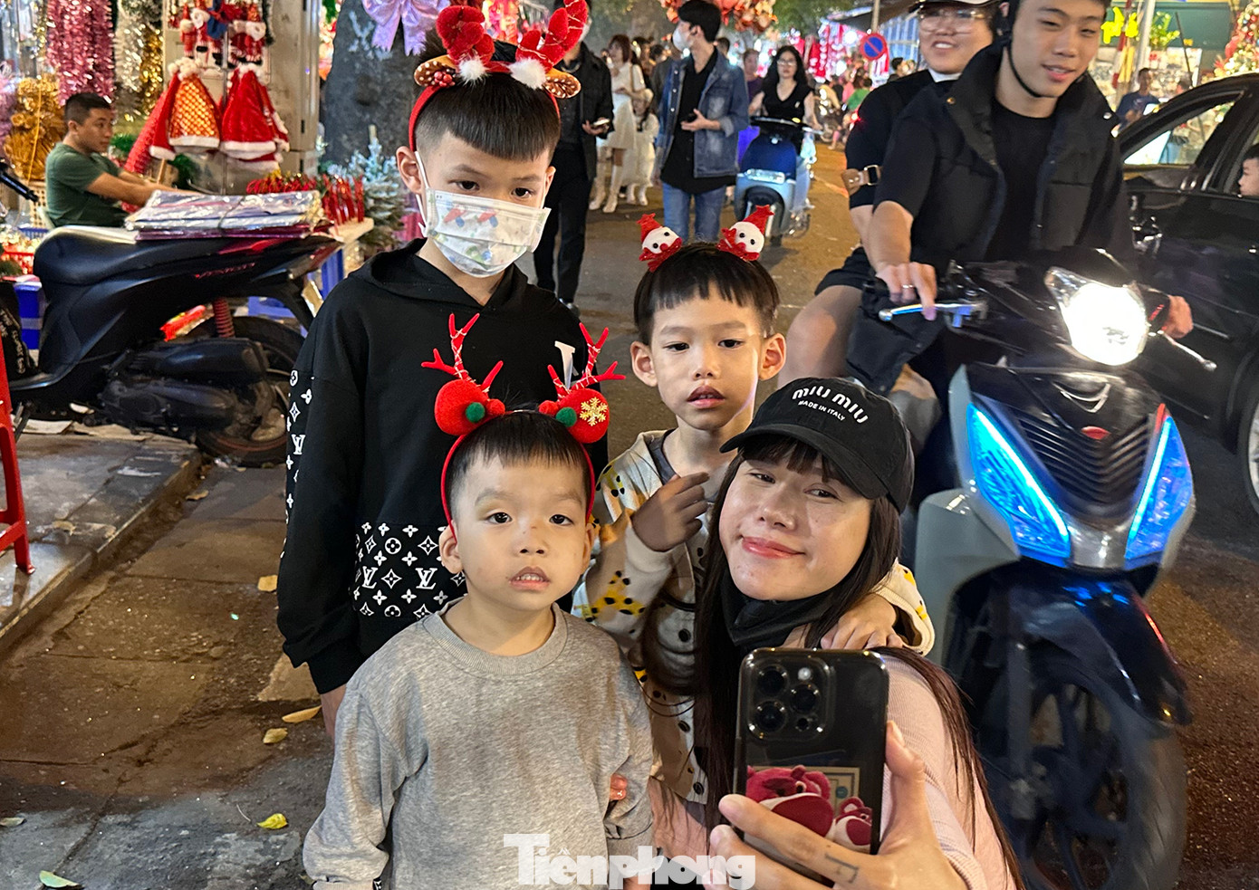 Cả gia đình vừa mua sắm vừa chụp ảnh check-in.