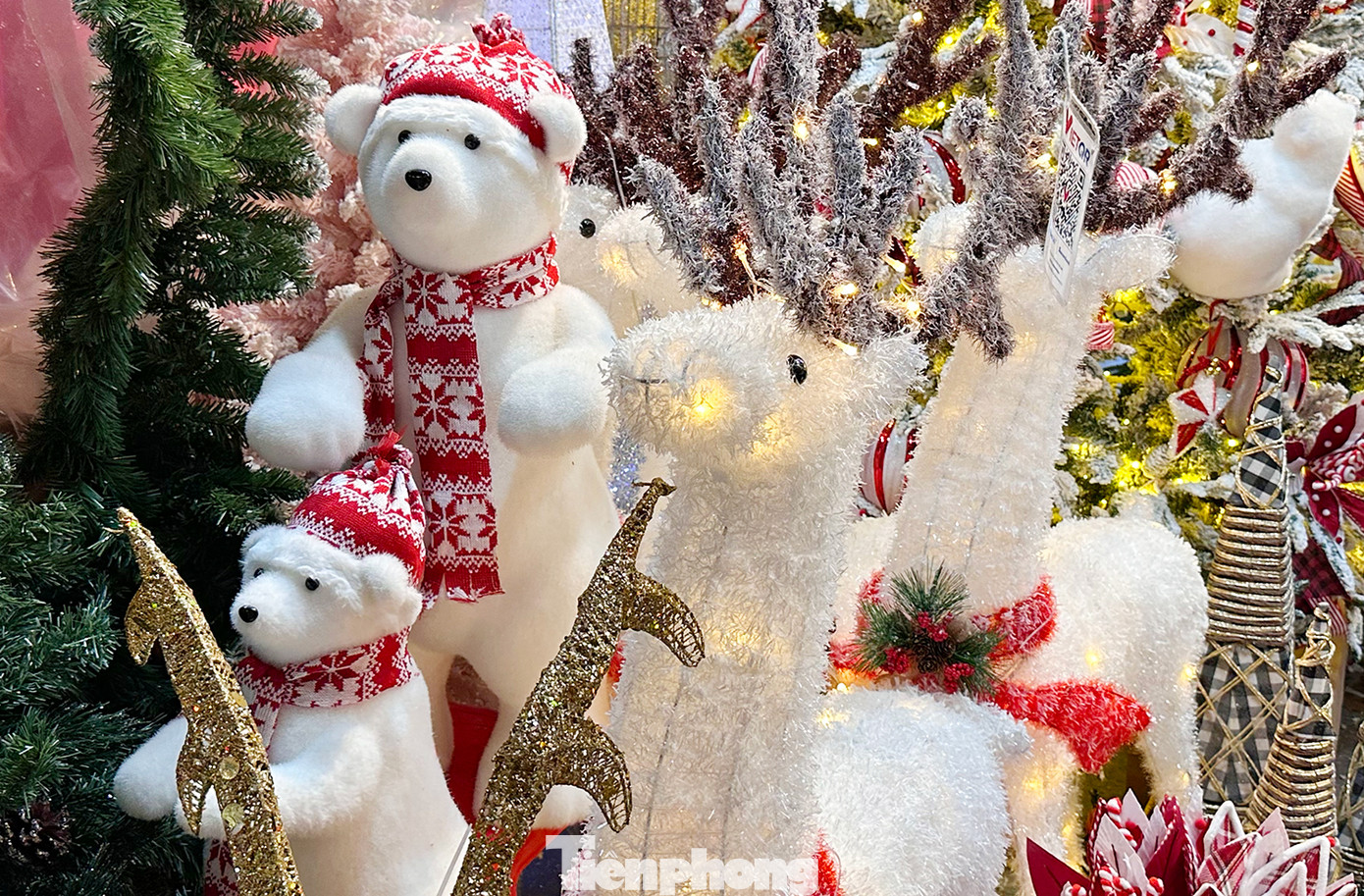 Những đồ chơi trong dịp Noel được bày bán khắp nơi.