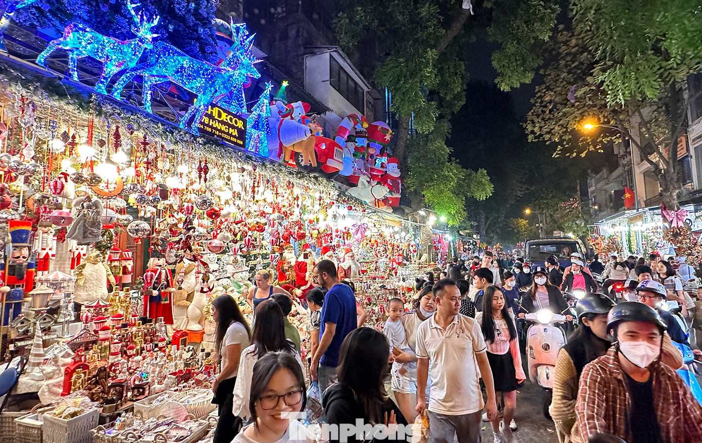 Không khí nhộn nhịp "người mua kẻ bán" trên phố Hàng Mã diễn ra tấp nập cả ngày.