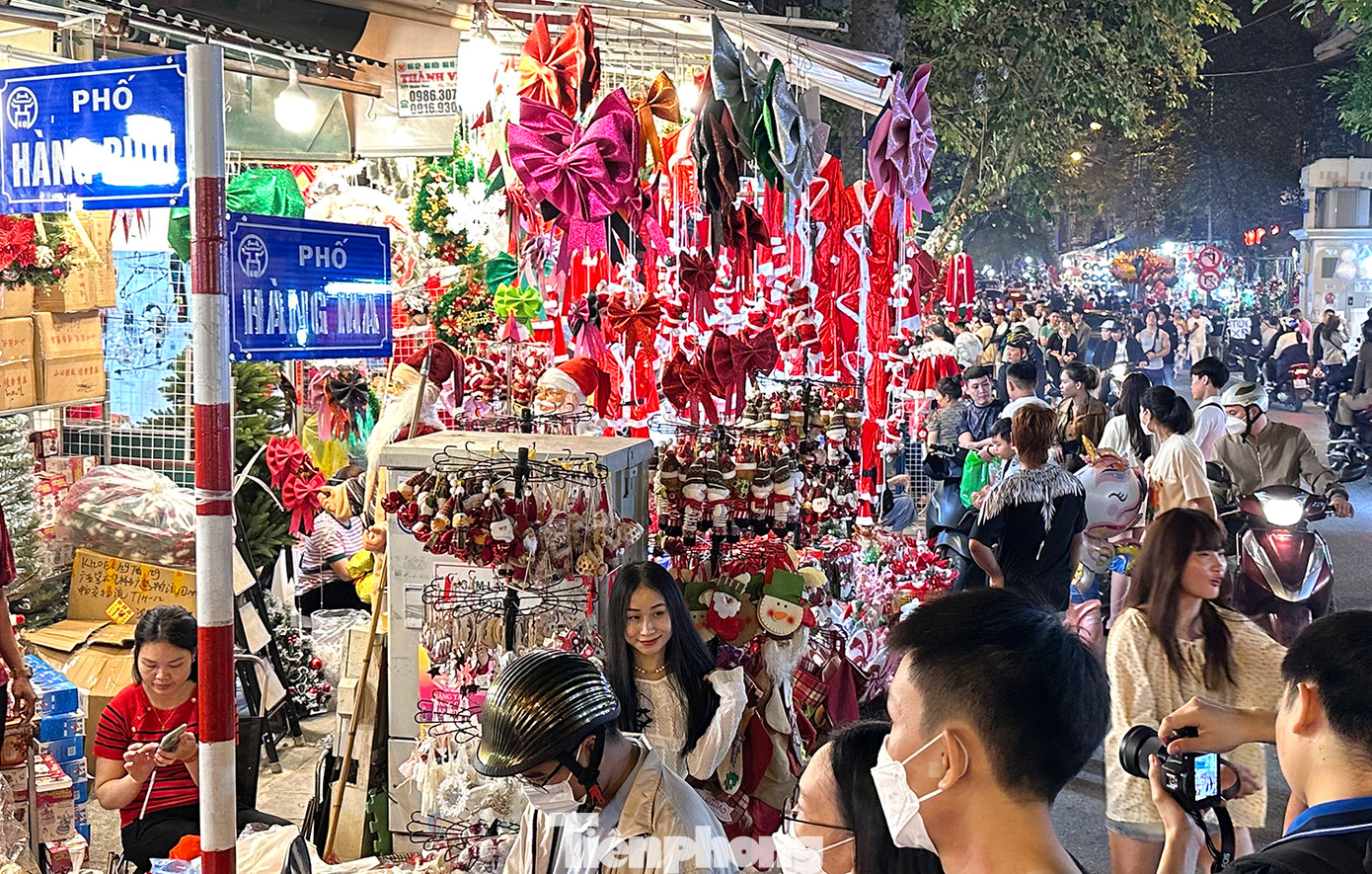 Một chủ cửa hàng tại phố Hàng Mã chia sẻ, năm nay có nhiều mẫu mã đa dạng hơn năm ngoái nhằm phục vụ nhu cầu mua bán của khách hàng. Về giá thành, các mặt hàng dao động từ 30 nghìn đồng trở lên.