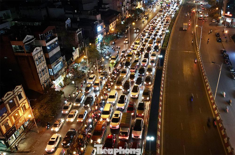 Trong dịp nghỉ lễ kéo dài 3 ngày này, lực lượng CSGT khuyến cáo người dân tham gia giao thông đi đúng tốc độ, đúng làn đường và đặc biệt không sử dụng rượu, bia khi tham gia giao thông.