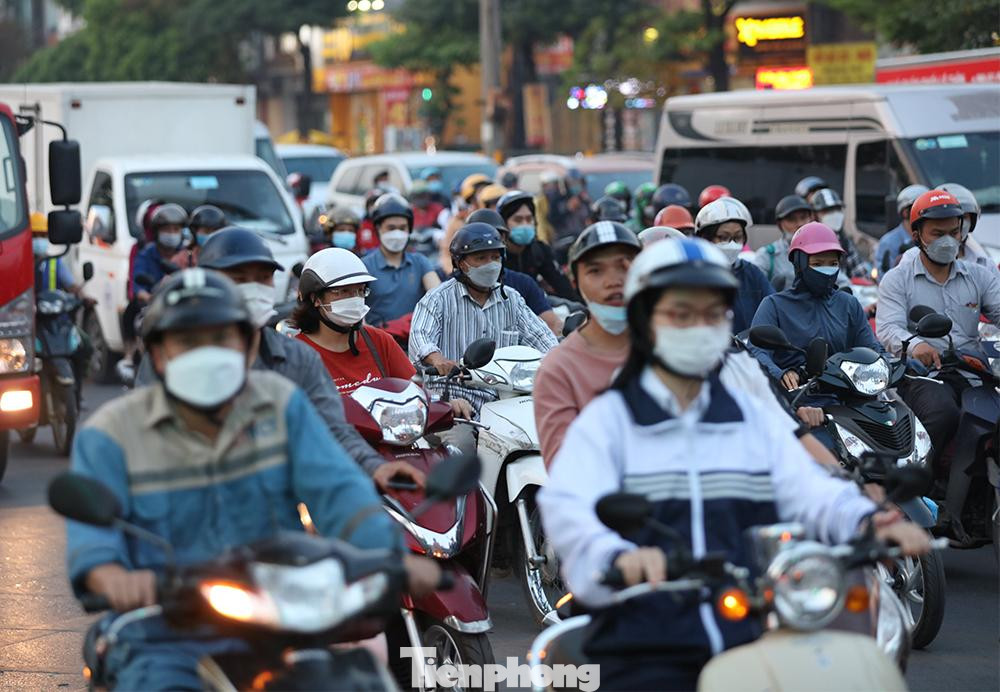 Ngày 8/4 là ngày làm việc cuối cùng trước khi bước vào kỳ nghỉ lễ Giỗ Tổ Hùng Vương. Kỳ nghỉ lễ kéo dài 3 ngày nên nhiều người về quê.