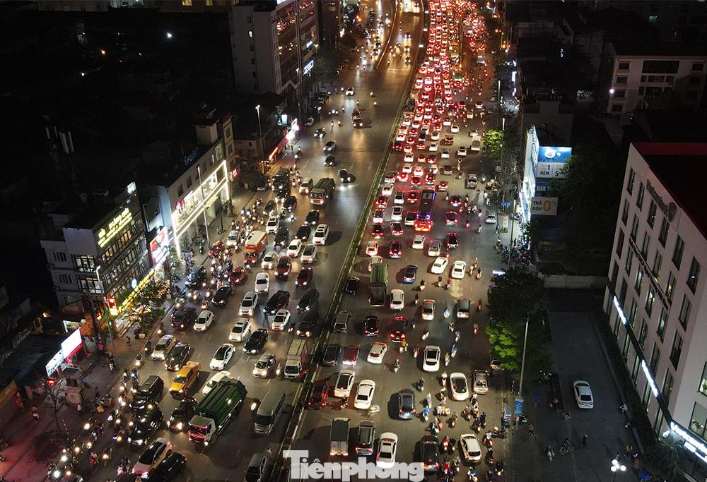 Ùn tắc trên đường Minh Khai hướng về cầu Vĩnh Tuy lúc 19h.