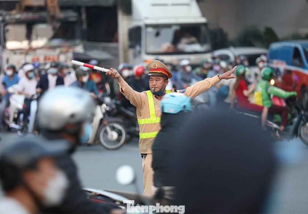 Lực lượng CSGT vất vả phân luồng tại ngã tư bến xe Nước Ngầm