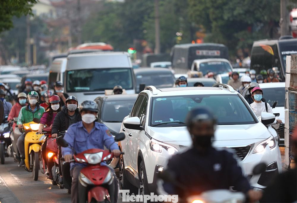 Nhiều người chọn về quê thay vì ở lại Hà Nội nên lượng phương tiện tăng đột biến ở khu vực cửa ngõ thành phố vào cuối giờ chiều nay.