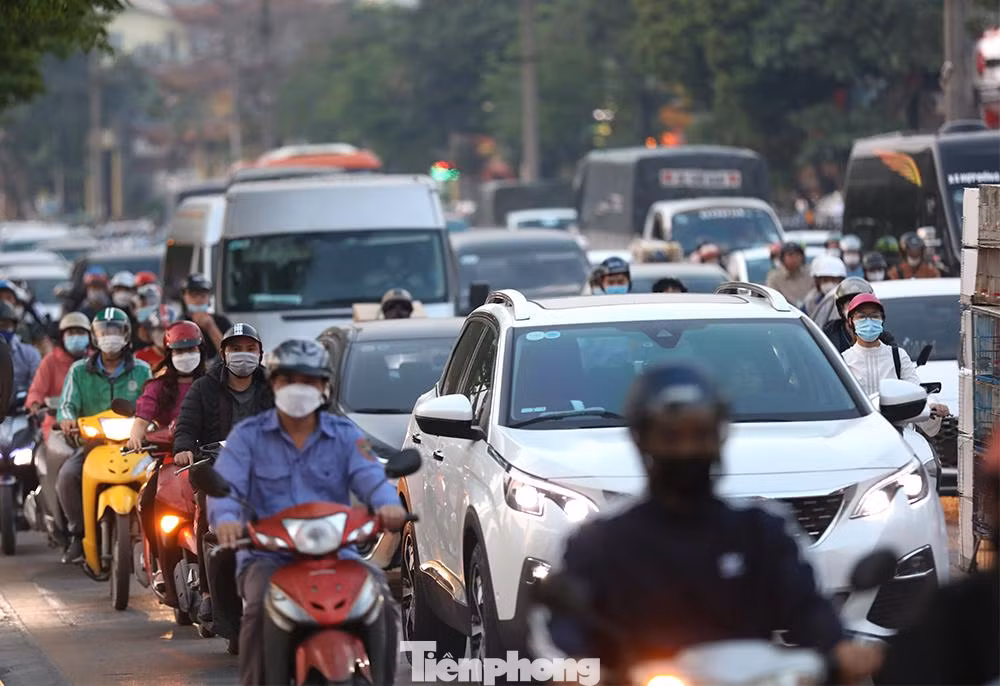 Nhiều người chọn về quê thay vì ở lại Hà Nội nên lượng phương tiện tăng đột biến ở khu vực cửa ngõ thành phố vào cuối giờ chiều nay.