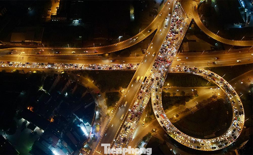 Đường dẫn lên cầu Vĩnh Tuy vào tối nay.