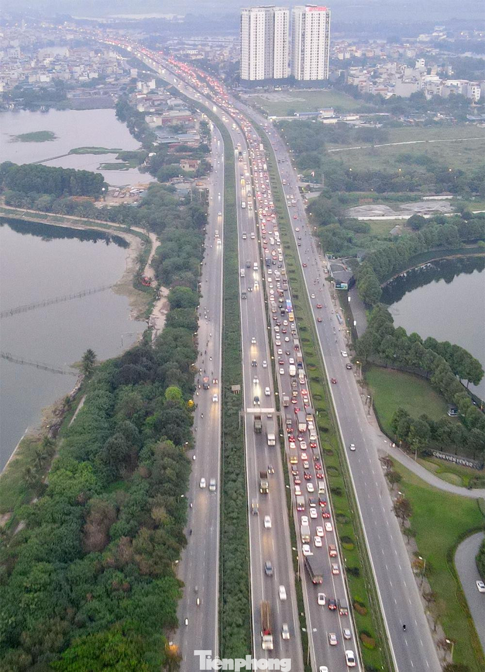 Đường vành đai 3 trên cao hướng về cầu Thanh Trì đông đúc phương tiện.