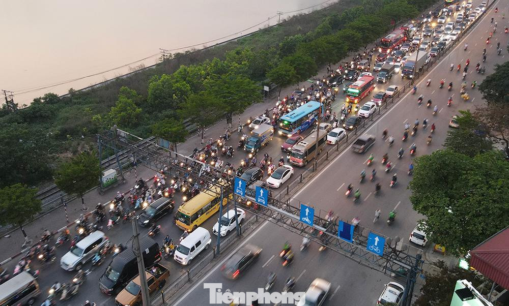 Thời điểm 18h trên đường Giải Phóng, nơi có 2 bến xe lớn là Nước Ngầm và Giáp Bát, lượng phương tiện tăng đột biến.