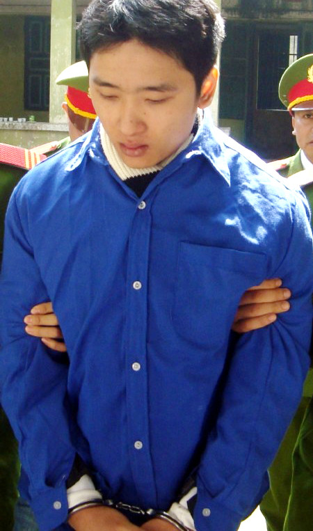 Nghiêm Viết Thành đang được dẫn giải lên xe về trại giam