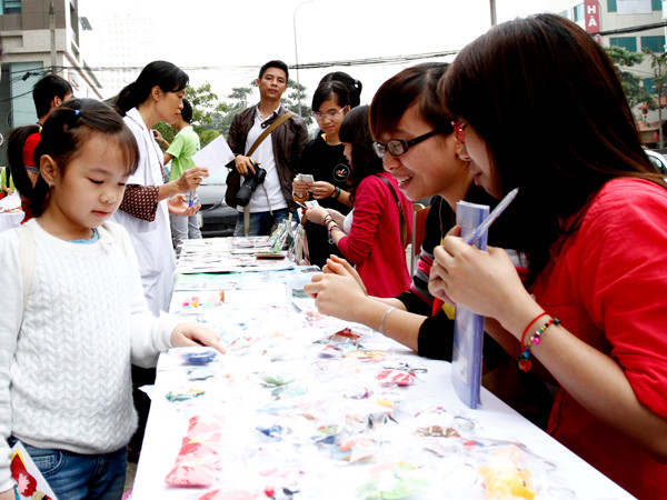 Các gian hàng như bưu thiếp, vòng tay... thu hút các vị khách nhí