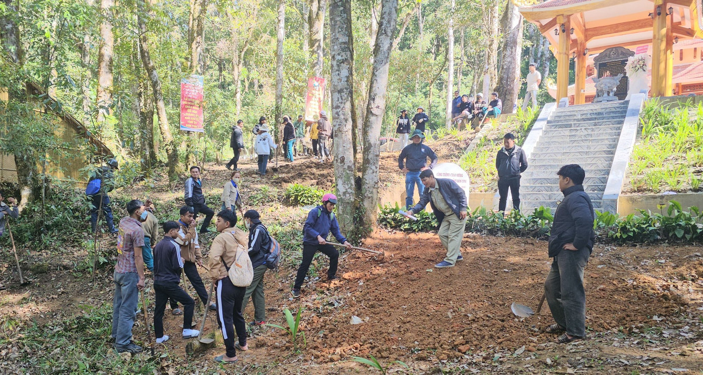 Đoàn viên, thanh niên tham gia trồng mới cây xanh tại Khu căn cứ