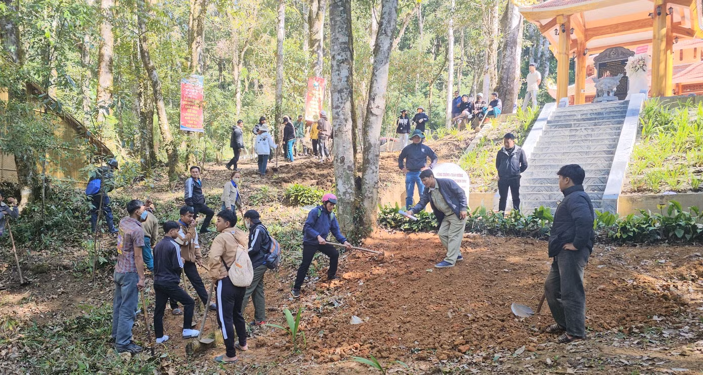 Đoàn viên, thanh niên tham gia trồng mới cây xanh tại Khu căn cứ Đoàn viên, thanh niên tham gia trồng mới cây xanh tại Khu căn cứ