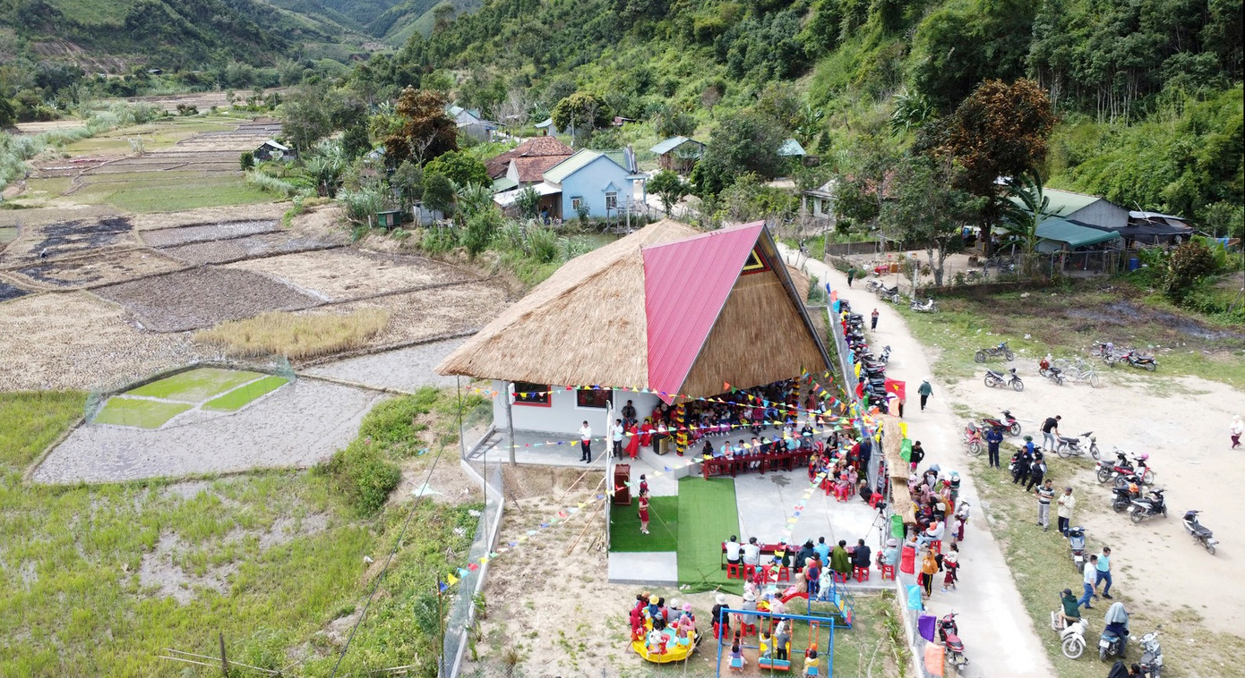 Ngày 7/2, UBND xã Đăk Pék cho biết, điểm trường thôn Đăk Đoát nhận được nhiều sự chú ý bởi lối thiết kế độc đáo, mang đậm bản sắc Tây Nguyên.