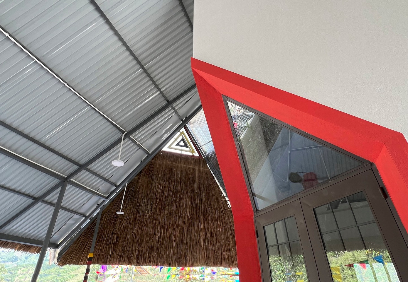 Phần mái được xây dựng với cấu trúc 2 lớp, phía dưới được lợp bằng tôn để chống thấm nước mưa, phía trên lợp tranh theo phong cách nhà sàn truyền thống của bà con dân tộc thiểu số.