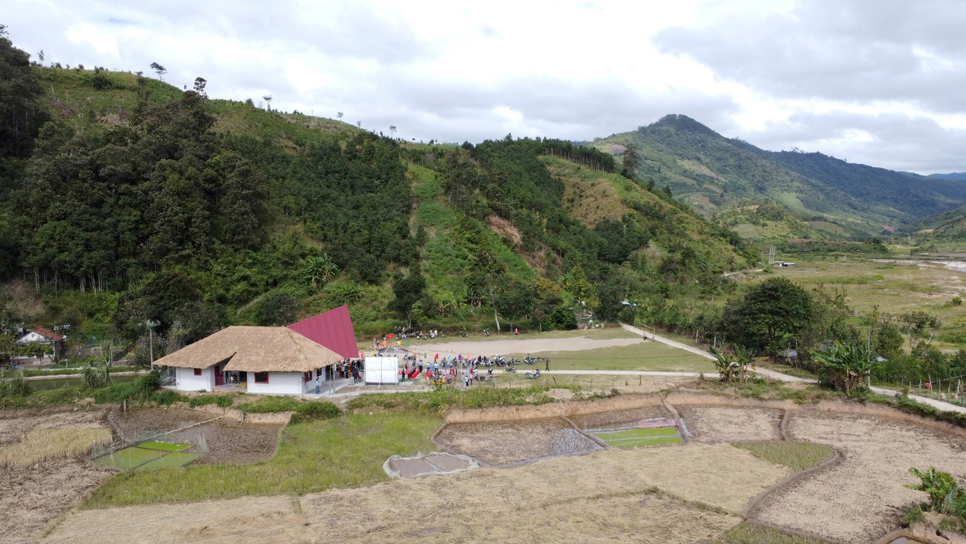 Nhìn từ xa, điểm trường hòa mình với quang cảnh núi non trùng điệp tạo ra sự độc đáo, ấn tượng và đậm chất Tây Nguyên.