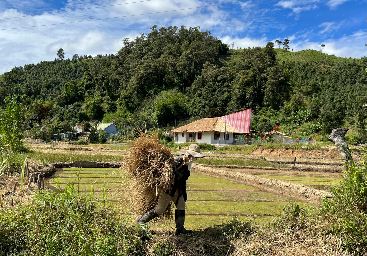 Ông A Thập - Trưởng thôn Đăk Đoát cho biết: "Tôi đã vận động bà con trong thôn tìm kiếm cỏ tranh để lợp mái và đá để xây dựng tường rào xung quanh. Nhìn thấy các cháu được học trong ngôi trường khang trang, sáng sủa, chúng tôi vô cùng hạnh phúc".