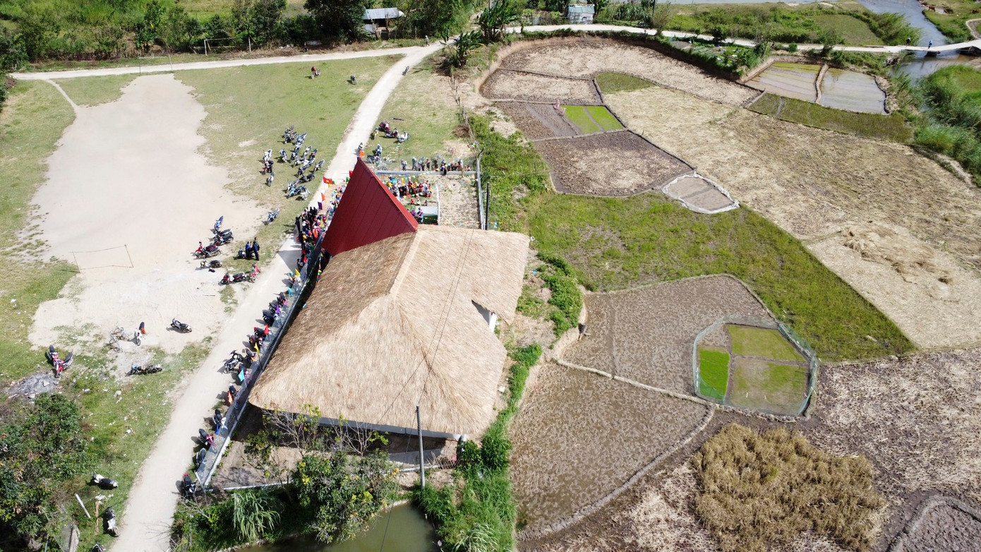 Nhìn từ xa, điểm trường hòa mình với quang cảnh núi non trùng điệp tạo ra sự độc đáo, ấn tượng và đậm chất Tây Nguyên.