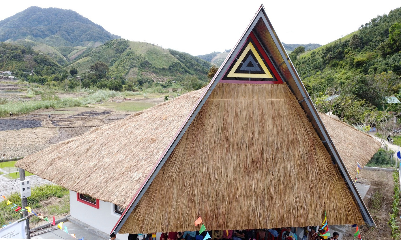 Phần mái được xây dựng với cấu trúc 2 lớp, phía dưới được lợp bằng tôn để chống thấm nước mưa, phía trên lợp tranh theo phong cách nhà sàn truyền thống của bà con dân tộc thiểu số.