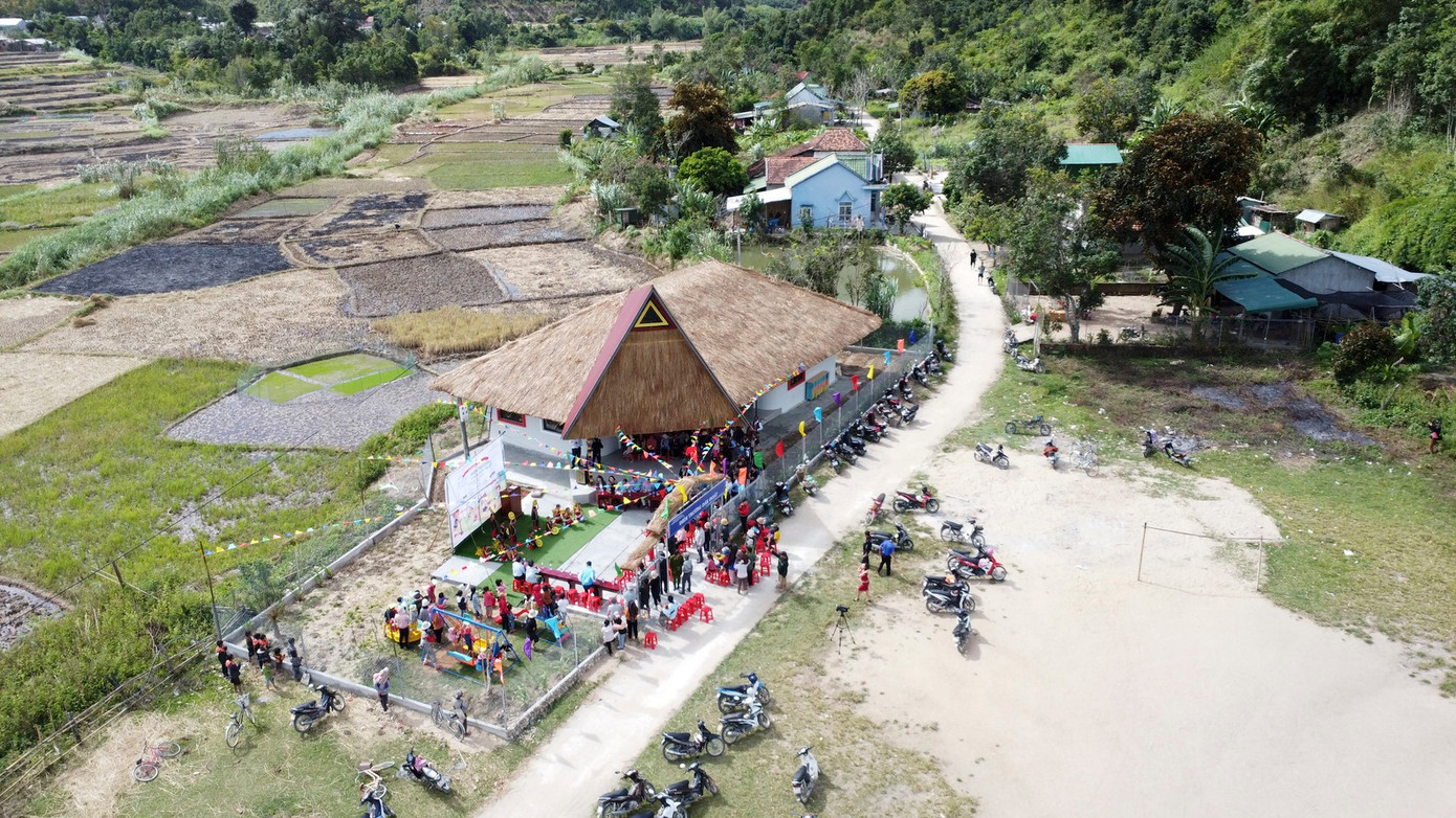 Theo ông Phạm Khắc Nghĩa - Phó Chủ tịch UBND xã Đăk Pék, đây là công trình hết sức ý nghĩa, thiết thực đối với vùng đồng bào dân tộc thiểu số. Điểm trường này mang nét kiến trúc vừa hiện đại nhưng gắn với ý nghĩa về văn hoá của đồng bào vùng Tây nguyên. Bên trong được trang bị đầy đủ các thiết bị như tivi, máy tính và các đồ dùng học tập cho các em học sinh.