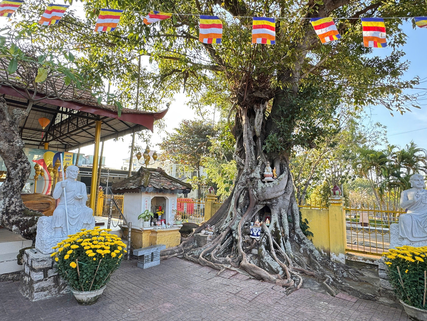 Không gian sân chùa có các bia đá, mộ tháp, miếu thờ, đoàn quán và nhà trù.