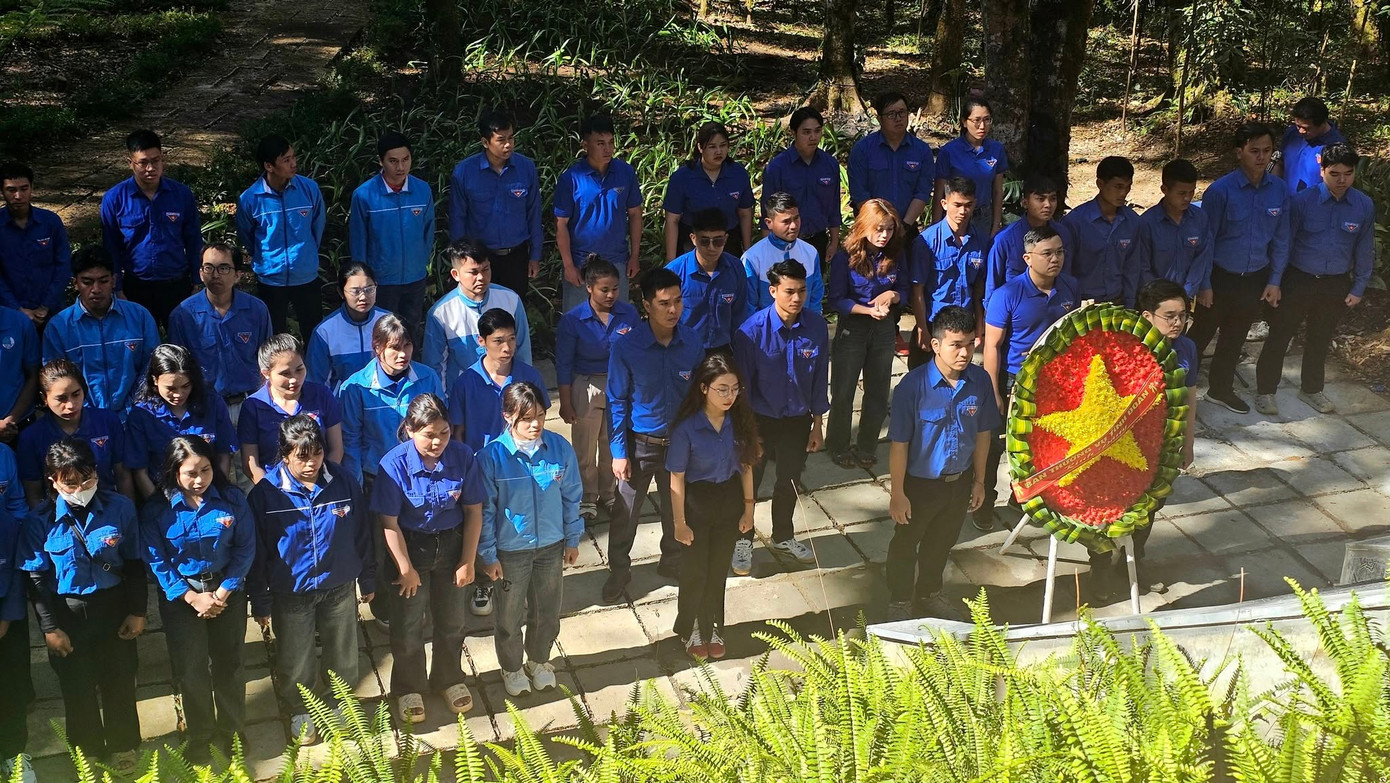 Đoàn viên, thanh niên tổ chức dâng hương dâng hoa tại Di tích lịch sử cách mạng Khu căn cứ Tỉnh ủy.