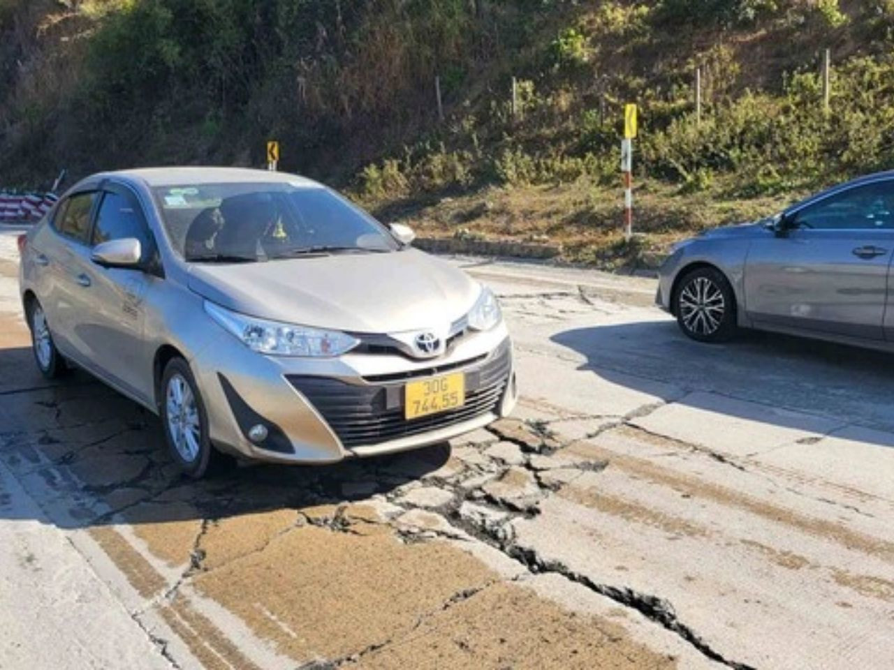 Đèo Lò Xo xuống cấp, hư hỏng gây mất an toàn cho các phương tiện giao thông Đèo Lò Xo xuống cấp, hư hỏng gây mất an toàn cho các phương tiện giao thông