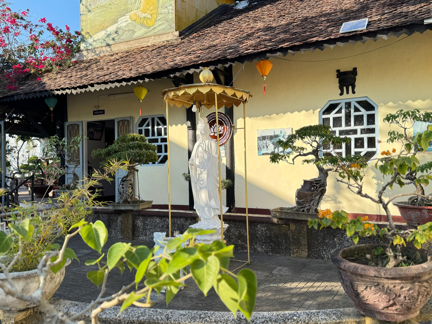 Không gian sân chùa có các bia đá, mộ tháp, miếu thờ, đoàn quán và nhà trù.