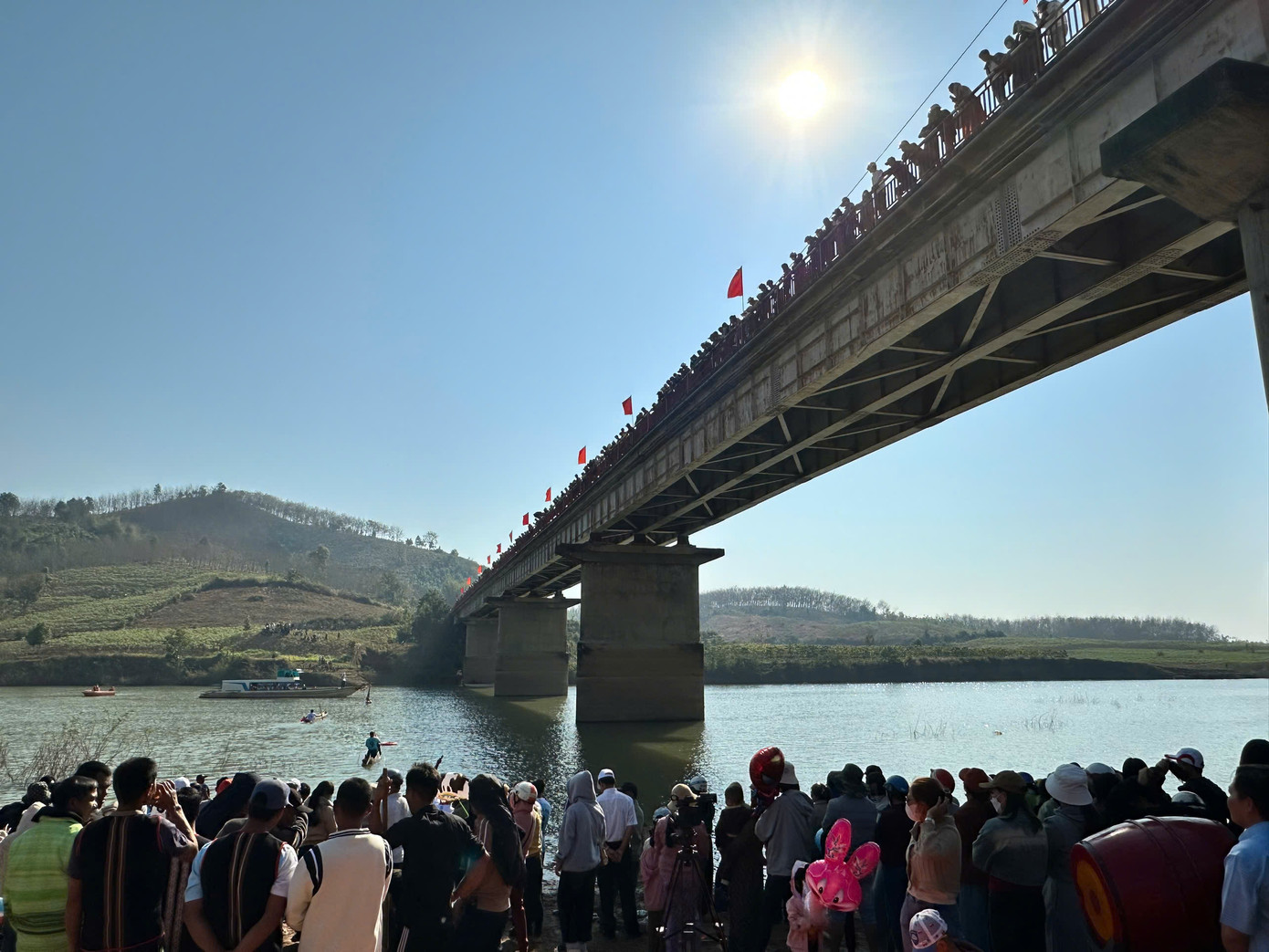 Bất chấp thời tiết nắng nóng, các cổ động viên vẫn có mặt để theo dõi và cổ vũ cho vận động viên tranh tài. Bất chấp thời tiết nắng nóng, các cổ động viên vẫn có mặt để theo dõi và cổ vũ cho vận động viên tranh tài.