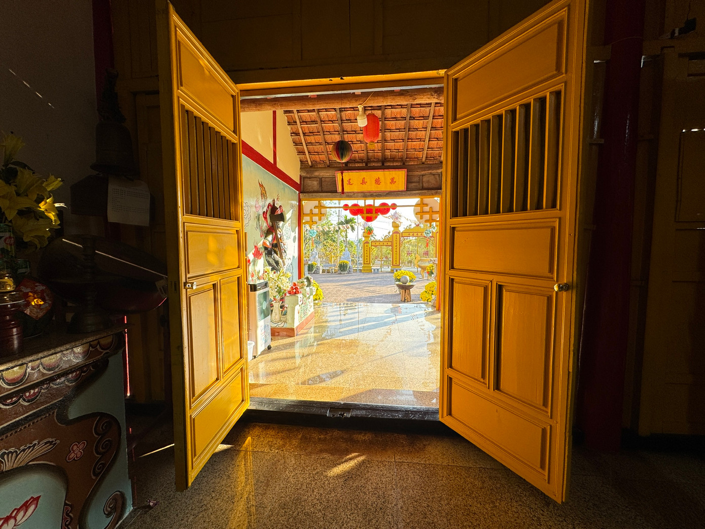 Phía trong Chánh điện là hệ thống tượng thờ được bố trí theo thứ bậc từ cao đến thấp. Chánh điện vẫn giữ được nét cổ kính của công trình kiến trúc theo phong cách kiến trúc Cung đình Huế vào những năm đầu thế kỷ XX.