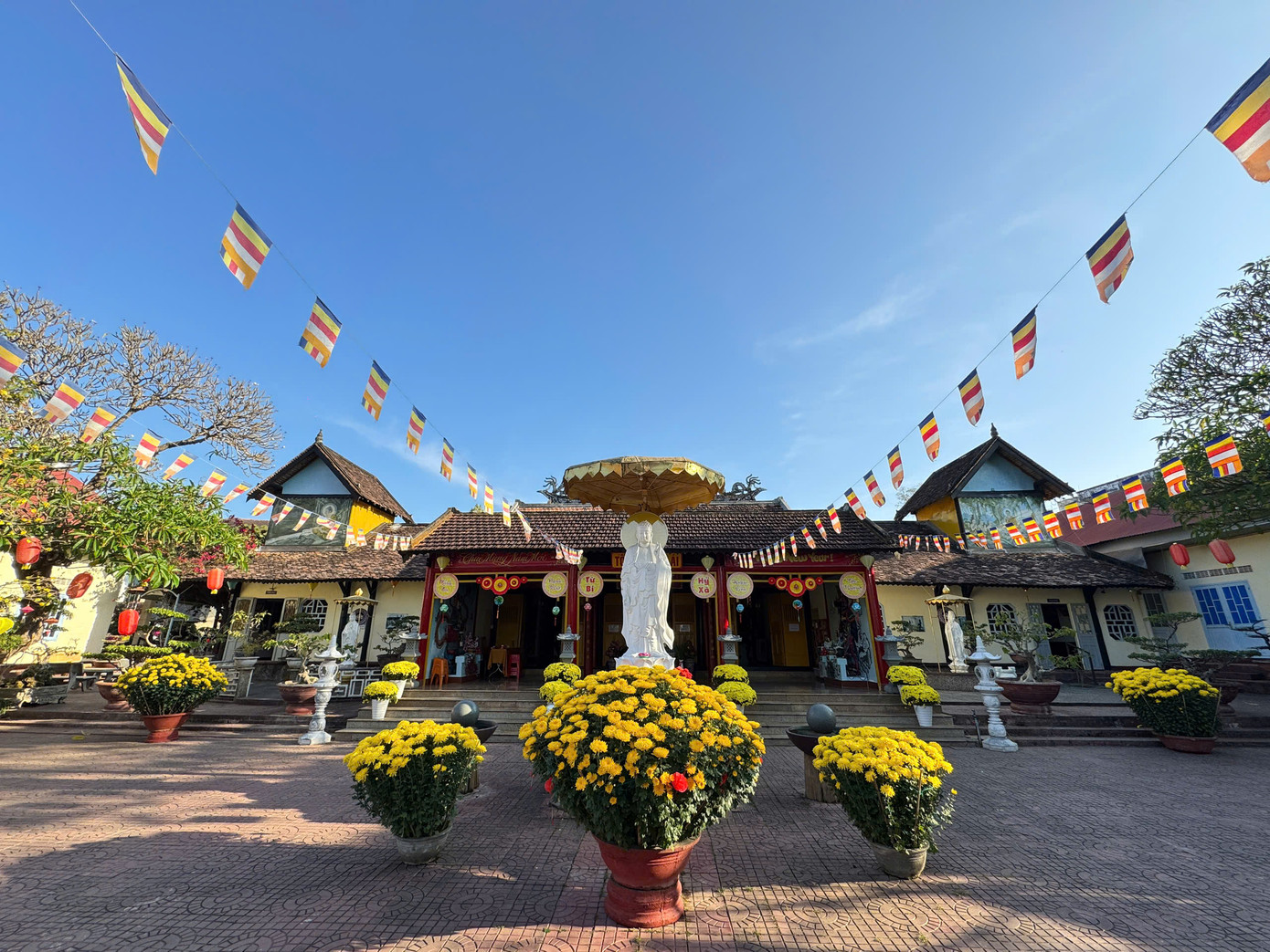 Chùa được xây dựng theo lối kiến trúc Huế, hình chữ Môn, gồm có Chánh điện, Đông Lang, Tây Lang và Cổng tam quan. Đây là ngôi chùa thờ Tam giáo đồng nguyên bao gồm Phật giáo, Đạo giáo và Tín ngưỡng dân gian.