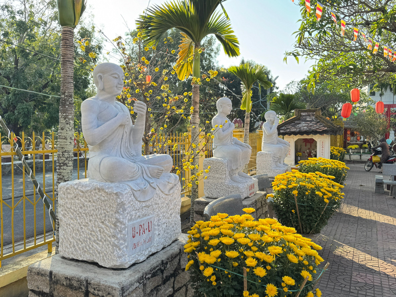 Không gian sân chùa có các bia đá, mộ tháp, miếu thờ, đoàn quán và nhà trù.