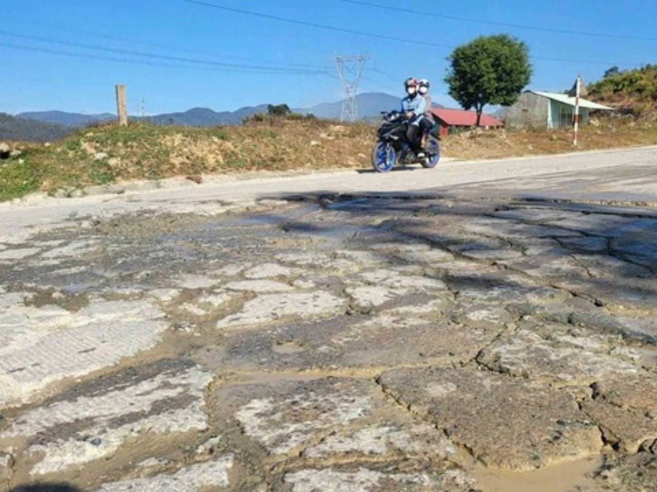 Nhiều tài xế lo lắng khi di chuyển qua các khúc cua Nhiều tài xế lo lắng khi di chuyển qua các khúc cua