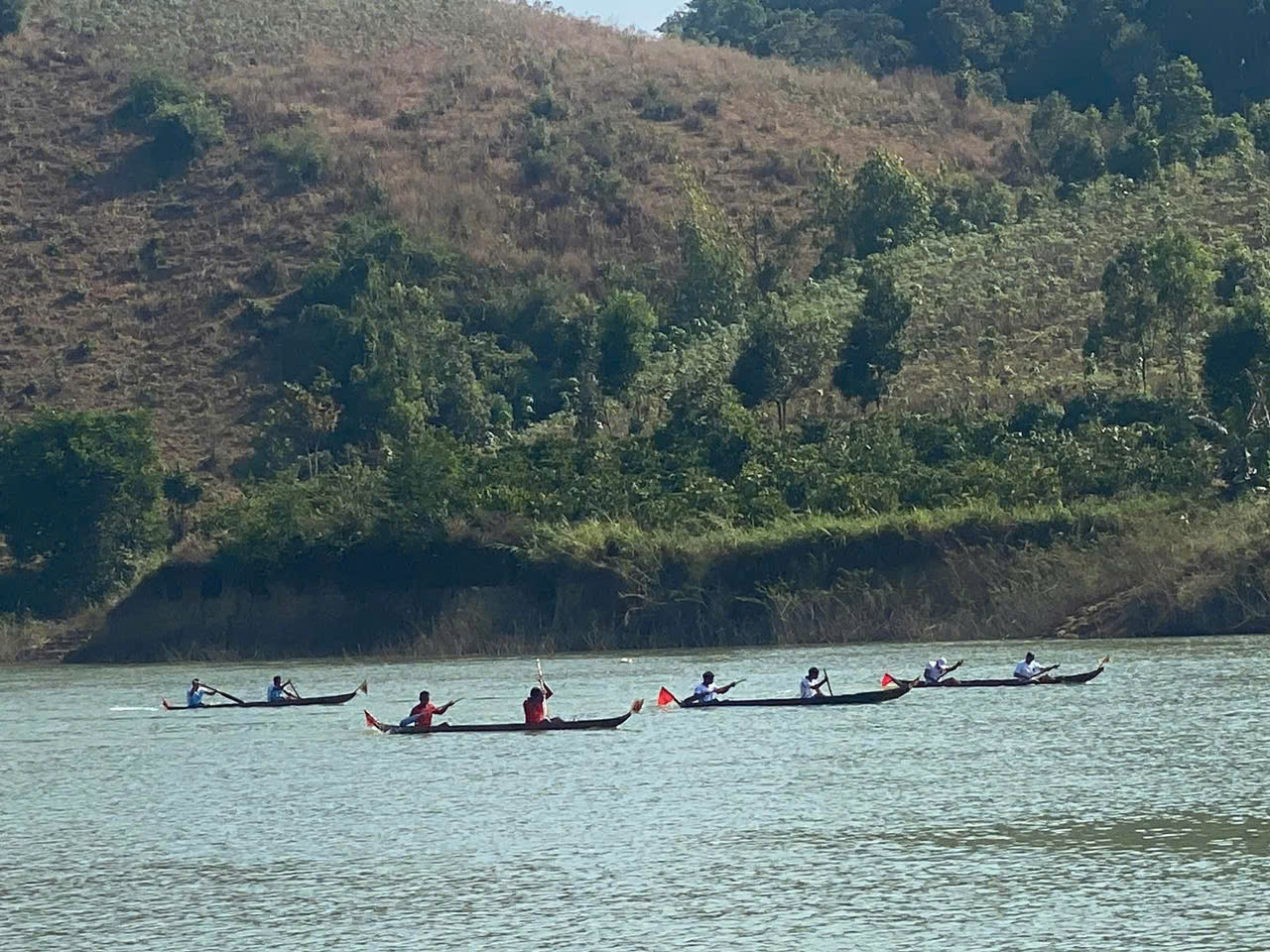 Chị Bùi Thị Xuân (trú huyện Sa Thầy) chia sẻ “Giải đua năm nay hấp dẫn vì có sự tham dự của nhiều đội đua. Các vận động viên cho thấy được sự chuyên nghiệp, dẻo dai, khéo léo và tinh thần đoàn kết". Chị Bùi Thị Xuân (trú huyện Sa Thầy) chia sẻ “Giải đua năm nay hấp dẫn vì có sự tham dự của nhiều đội đua. Các vận động viên cho thấy được sự chuyên nghiệp, dẻo dai, khéo léo và tinh thần đoàn kết".