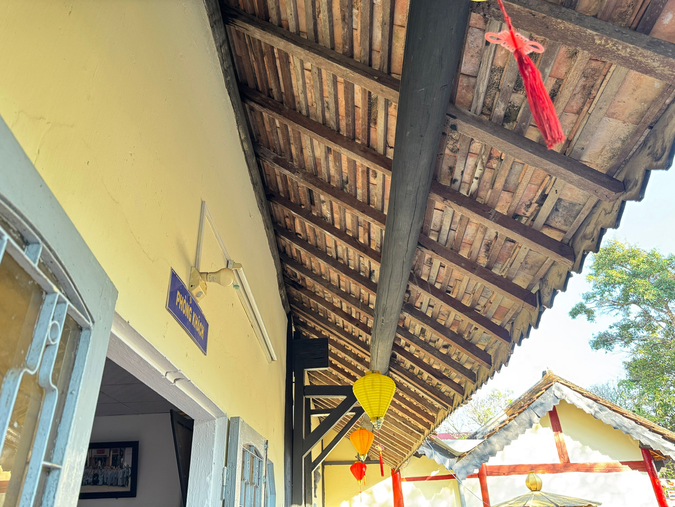 Tất cả khu vực trong chùa đều được lợp ngói, xây tường gạch, quét vôi, kèo cột đều sử dụng những loại gỗ quý như trắc, tía, cà chít.