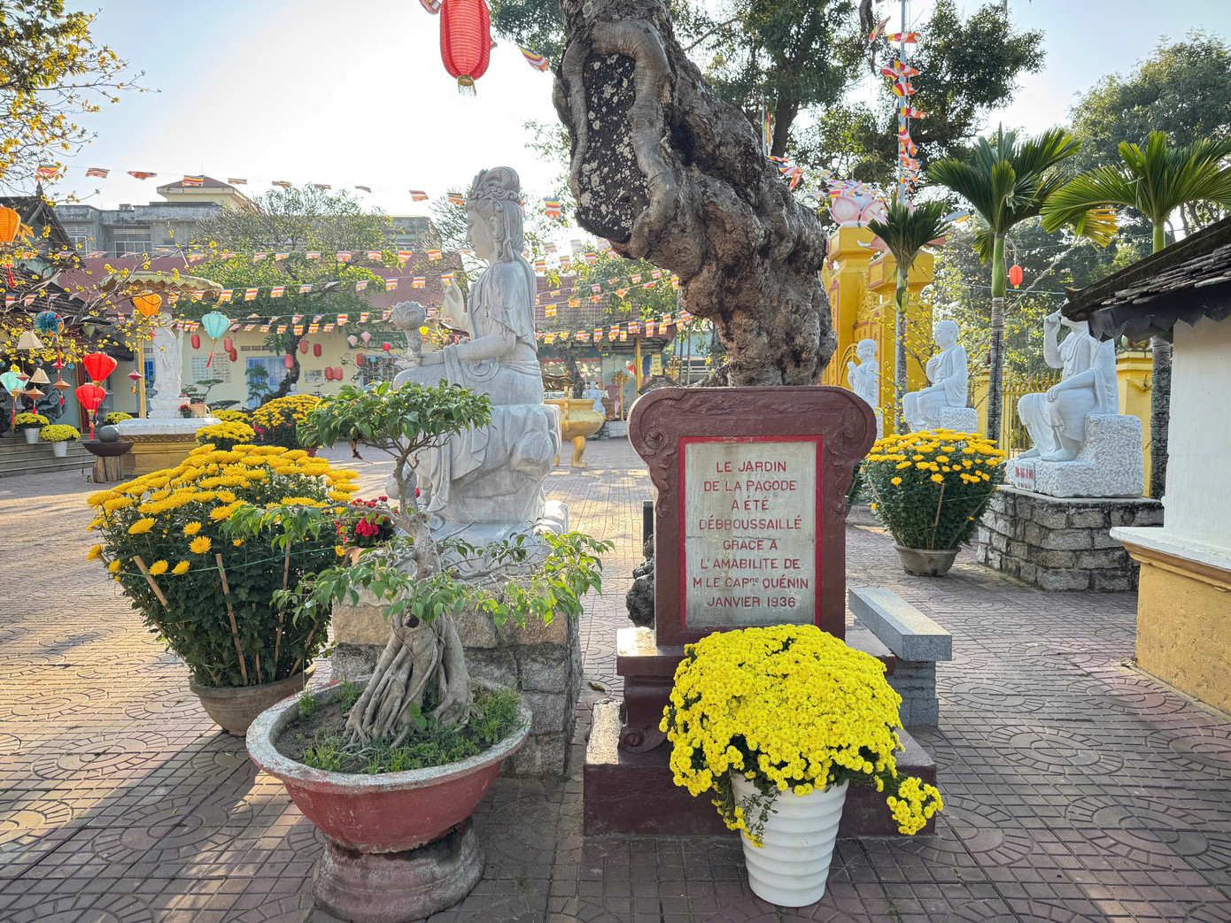 Bia đá công đức tưởng nhớ ông Quenin người Pháp đã có công phát quang bụi bờ để xây dựng Chùa.