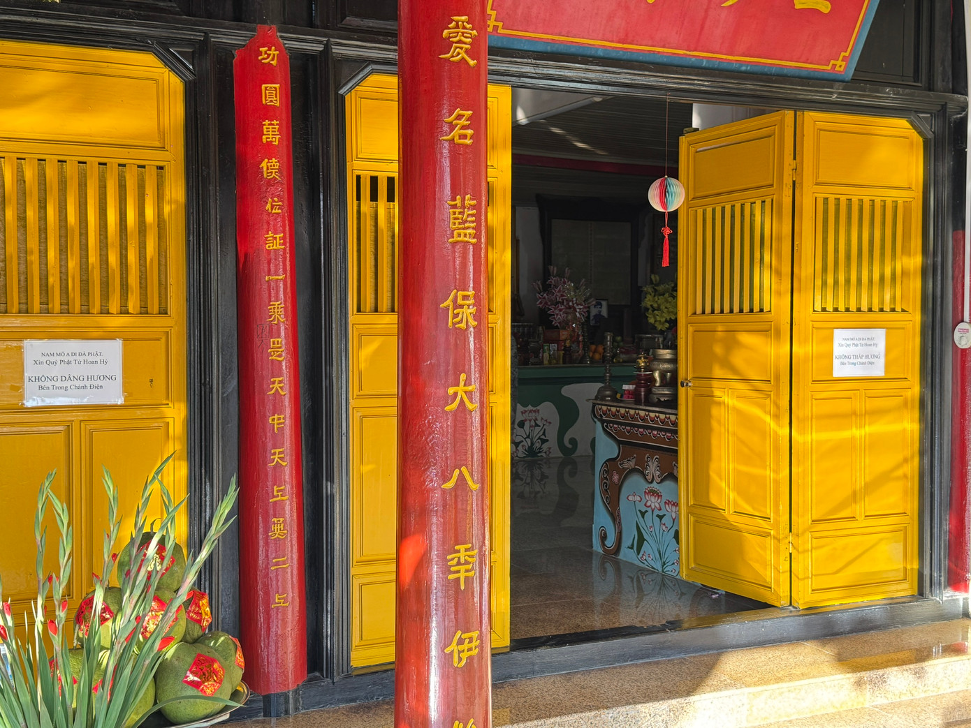 Tất cả khu vực trong chùa đều được lợp ngói, xây tường gạch, quét vôi, kèo cột đều sử dụng những loại gỗ quý như trắc, tía, cà chít.