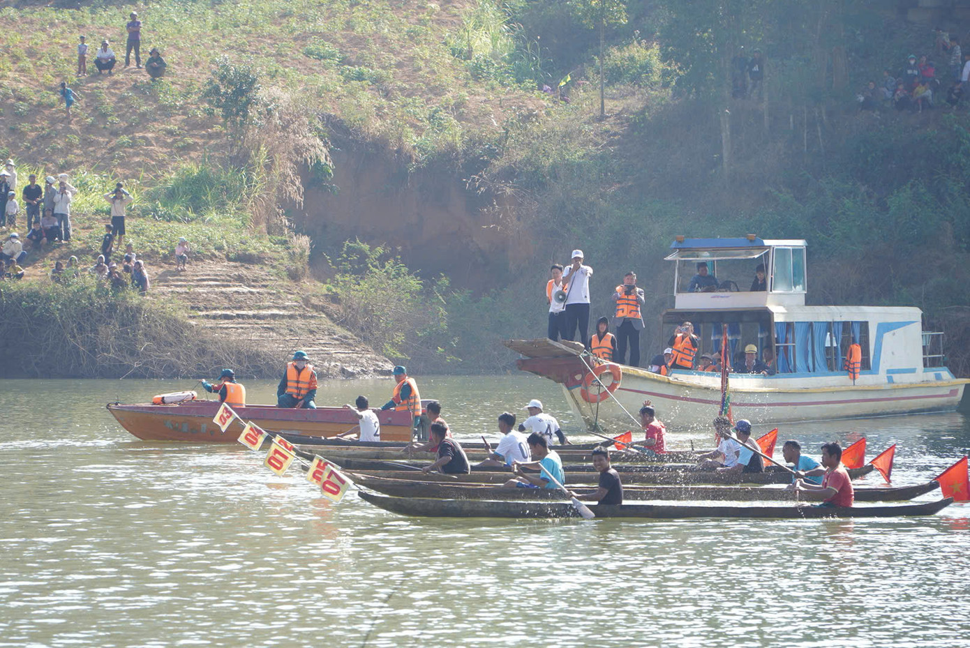 Vận động viên A Wang đến từ đội đua Sa Bình (huyện Sa Thầy) bày tỏ, thuyền độc mộc gắn bó lâu đời với người đồng bào dân tộc thiểu số sinh sống ven sông và là nét văn hóa độc đáo tại đây. Vận động viên A Wang đến từ đội đua Sa Bình (huyện Sa Thầy) bày tỏ, thuyền độc mộc gắn bó lâu đời với người đồng bào dân tộc thiểu số sinh sống ven sông và là nét văn hóa độc đáo tại đây.