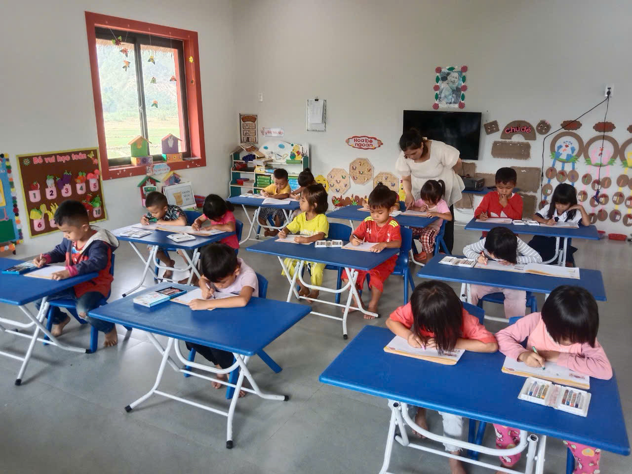 “Ngày trước, cô và trò phải học tạm ở nhà rông của thôn, tình trạng dột nát khiến việc học của các em học sinh bị ảnh hưởng. Sau khi điểm trường mới được xây dựng, học sinh đi học đầy đủ, chuyên cần hơn rất nhiều. Tính tiện ích của trường cũng được thể hiện rất cao, mùa hè cực kỳ mát mẻ còn mùa đông ấm áp, trang thiết bị đáp ứng đầy đủ nhu cầu dạy và học”, cô Tuyết nói thêm.